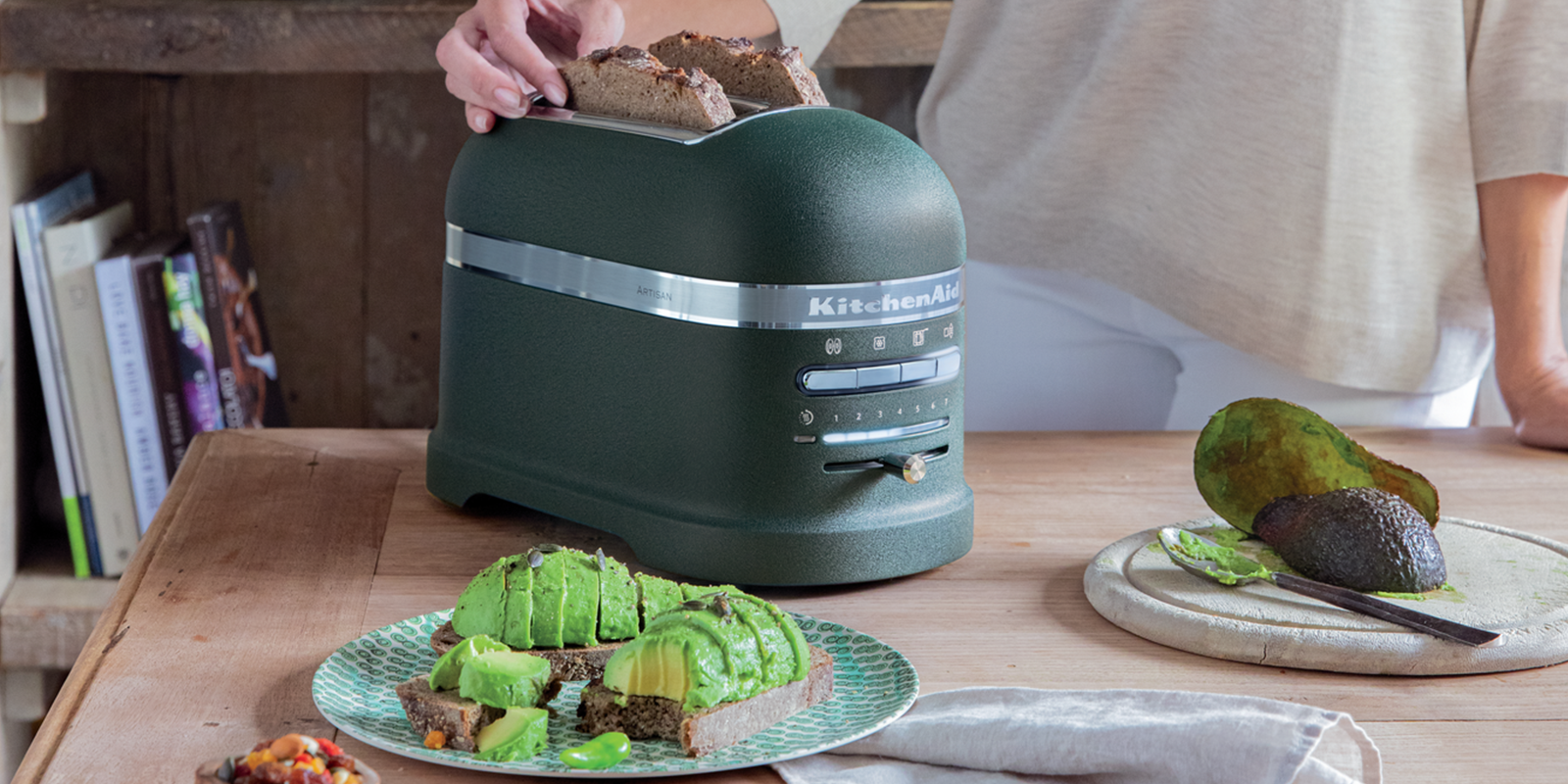 https://www.kitchenaidafrica.com/cdn/shop/files/green-toaster-2-slice-artisan-and-avocado-toasts_1600x.png?v=1656023212
